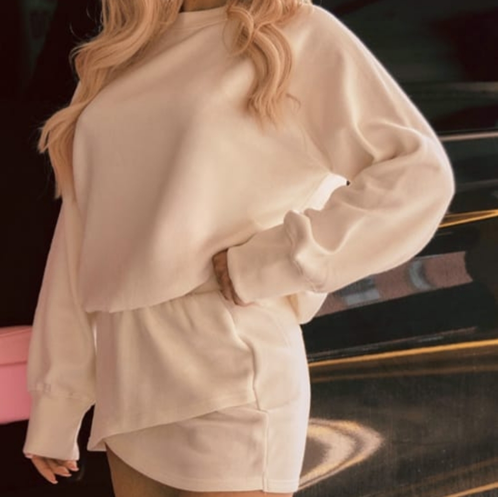 PrettyLittleThing Cream Crewneck Sweatshirt Size Small